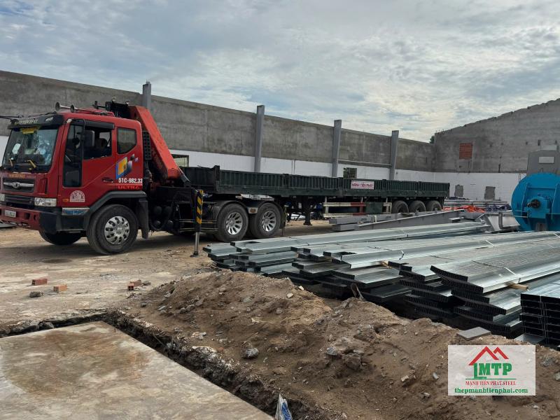 Giao 20 tấn xà gồ Hòa Phát C150, Z150 dày 2.0 mm cho nhà xưởng tại Trảng Bàng, Tây Ninh