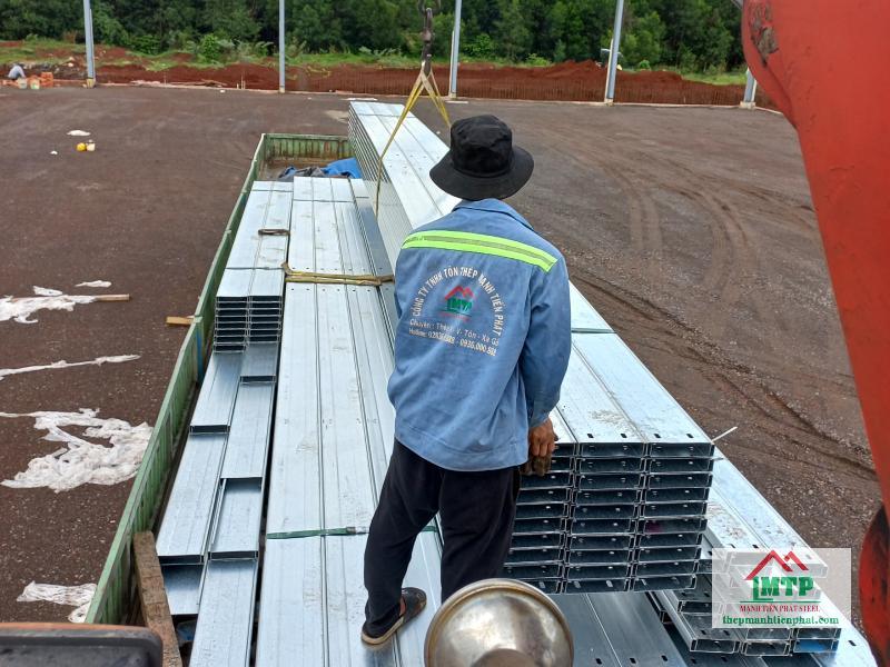 Xà gồ Hòa Phát C125 – 160 cây làm mái che khu tập kết nông sản tại Cai Lậy, Tiền Giang