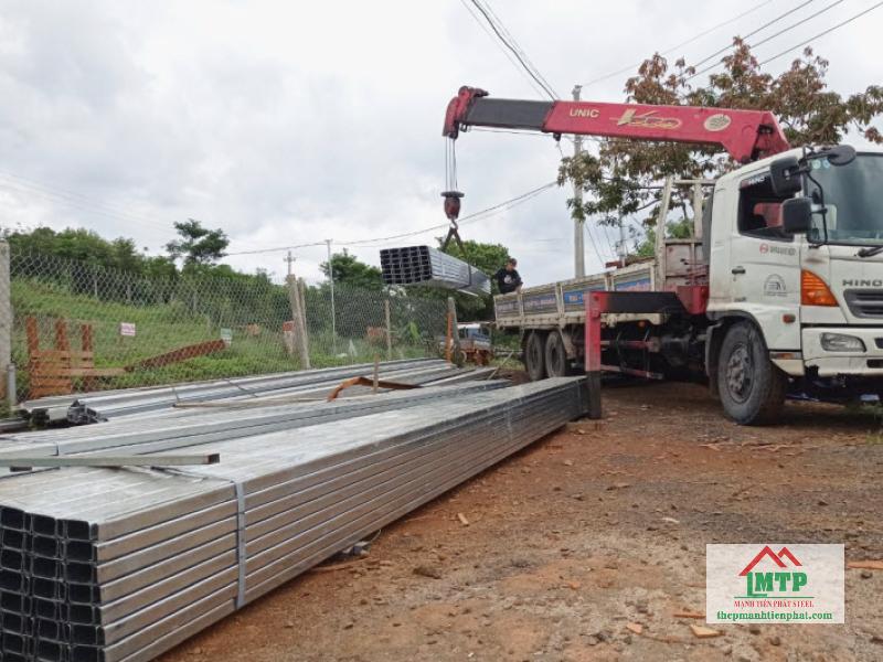 Mạnh Tiến Phát giải quyết tốt các vấn đề khi giao xà gồ Hòa Phát tại Long An, đảm bảo hàng giao đúng tiến độ
