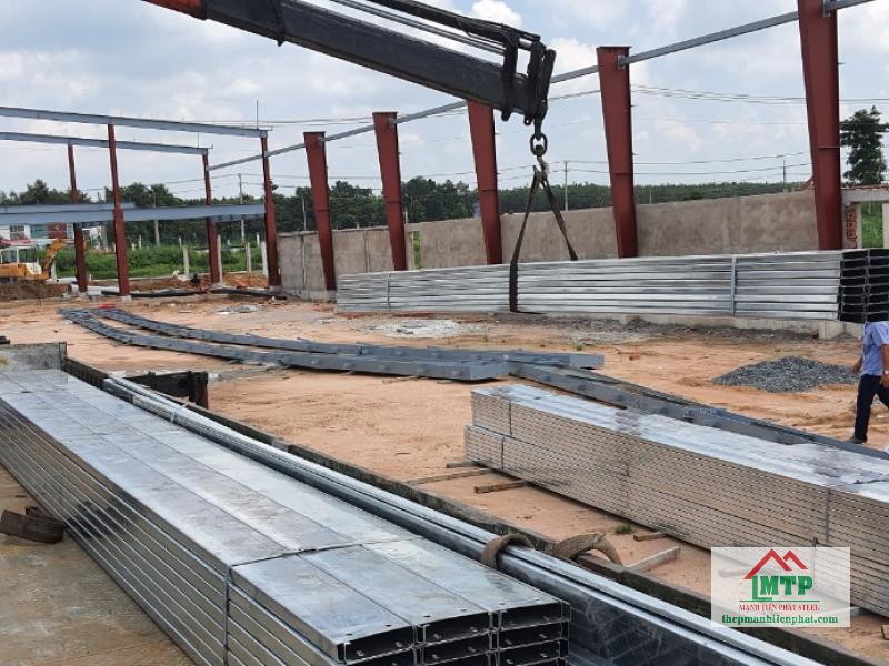 Xà gồ Hòa Phát thường được dùng cho các công trình như nhà xưởng, kho bãi, chuồng trại,.... tại Huyện Bình Chánh
