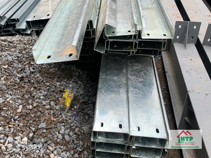 Xà gồ Hòa Phát có nhiều quy cách, có cả thép đen và mạ kẽm phù hợp cho nhiều công trình tại Tiền Giang