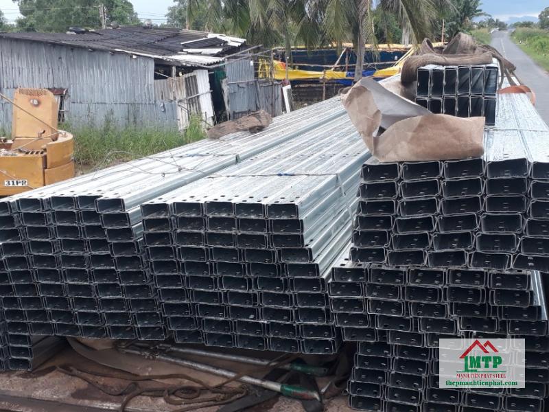Xà gồ mạ kẽm Hòa Phát có lớp mạ bền, phù hợp các công trình ẩm thấp như chuồng trại, kho nông sản