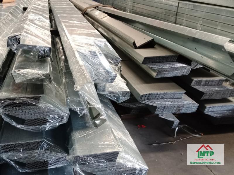 Xà gồ Z Hòa Phát dùng cho mái khẩu độ lớn các công trình tại Quận 1